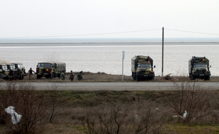 Nga kiểm soát thêm một chốt biên giới ở Crimea ảnh 1